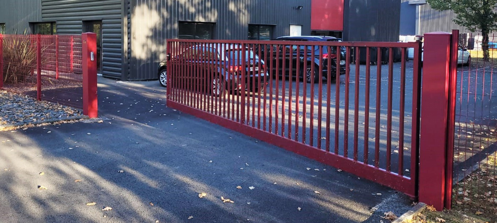 portail acier ou alu : portail industriel coulissant acier rouge